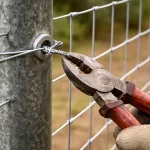 Jak prawidłowo mocować siatkę ogrodzeniową do słupków – krok po kroku