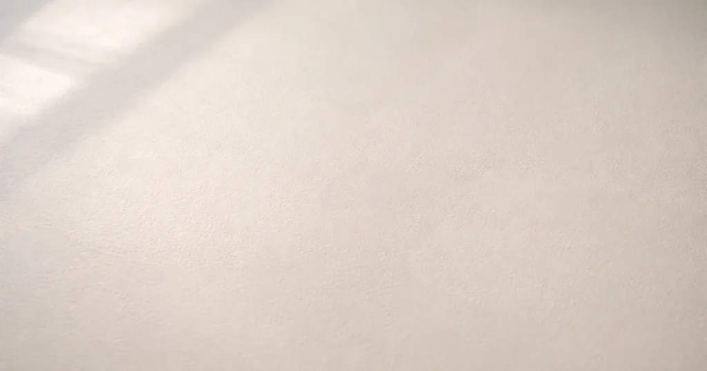 Prześwity po malowaniu – jak skutecznie uniknąć i naprawić