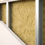 Wełna mineralna w ścianie – jak działa i co daje?