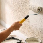 Czym pomalować tynk mozaikowy wewnątrz – jak dobrać odpowiednie farby